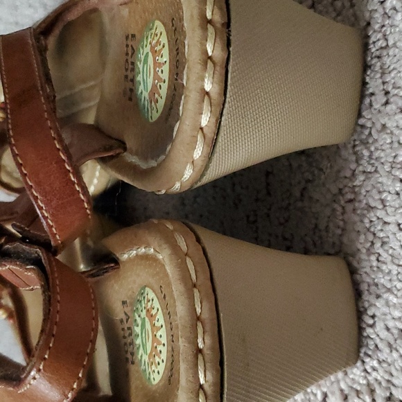 EARTH SHOE 'Liberty' Sandals - Picture 7 of 11